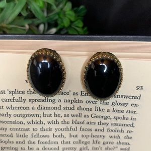 Beautiful vintage ANSON black Onyx and gold tone clip earrings